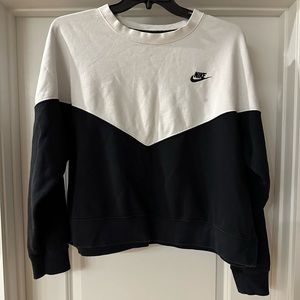 Gently worn Woman’s 3X Nike Cropped Pullover